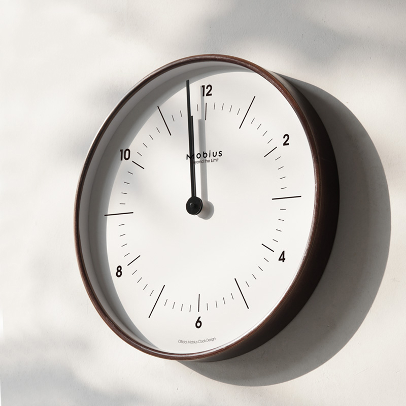 ساعة حائط بسيطة وجمالية بآلية  - مراجعة Resin Art Wall Clock وسعره