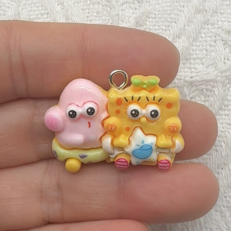 10 قطع من قلادات الراتنج الكرت - مراجعة Resin Art Pendant وسعره